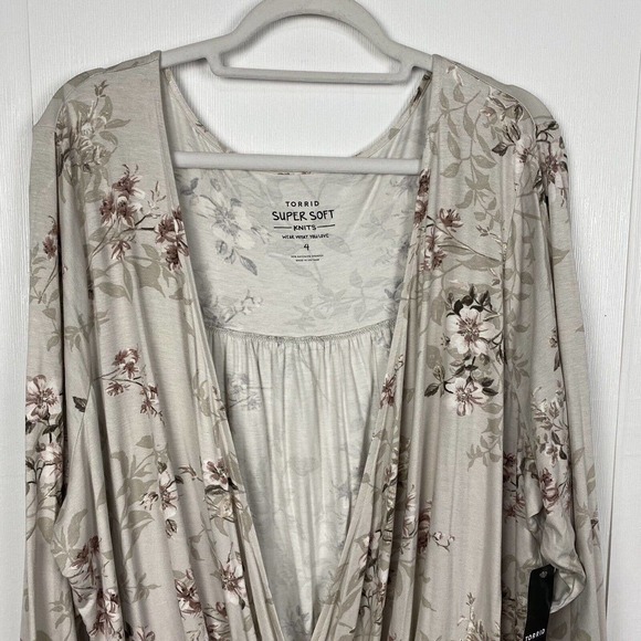 Torrid NWT Victorian Floral Surplice Top Super Soft Knits Long Sleeve Size 4 - Picture 4 of 10